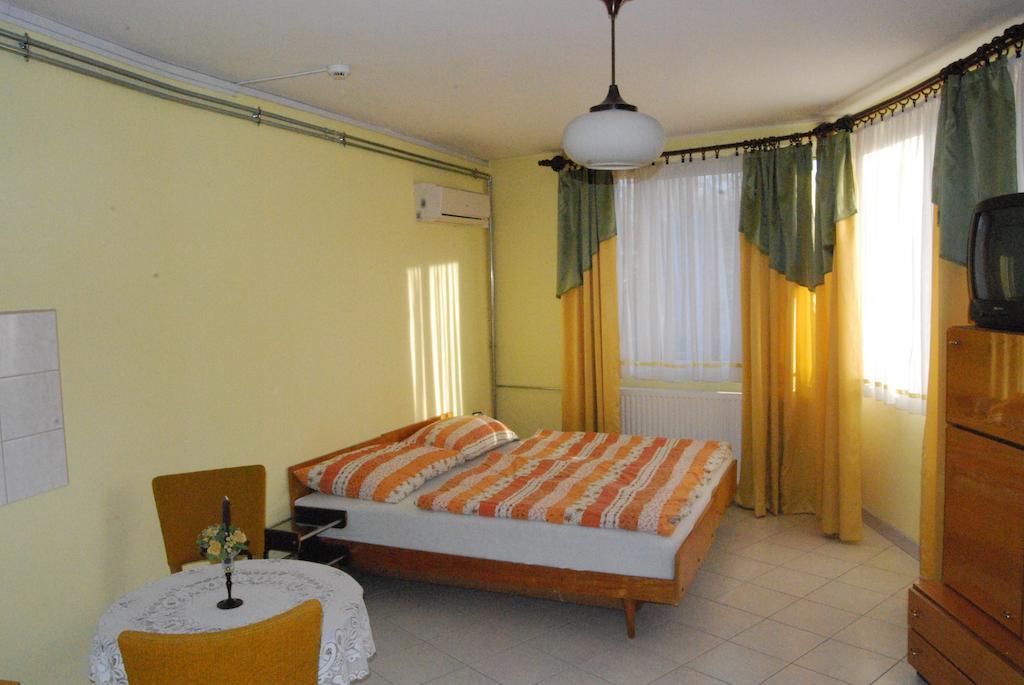 Karavan Panzio Hotell Kecskemét Rom bilde