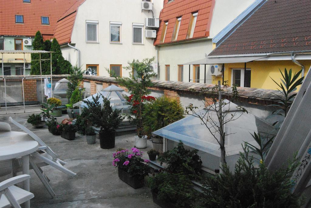 Karavan Panzio Hotell Kecskemét Eksteriør bilde
